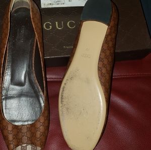 Authentic Gucci flats size 40..US 10